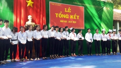 Các em học sinh nhận học bổng tại Lễ tổng kết