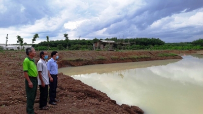 Thường trực Đảng ủy đến kiểm tra thực tế một số điểm khai thác tài nguyên đất trái phép.