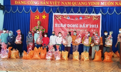 Các bạn ĐVTN khoa Truyền thông Đại học Văn hóa TP. Hồ Chí Minh trao 30 phần quà cho các hộ khó khăn xã Thanh An.