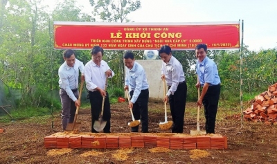 Lãnh đạo xã Thanh An và bí thư chi bộ Bù Dinh thực hiện nghi thức khởi công xây dựng công trình.