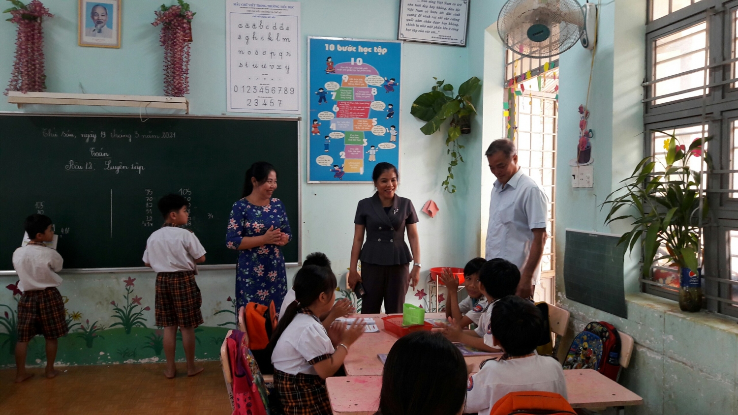 3cac dong chi lanh dao ghe tham cac lop hoc dong vien cac chau thieu nhi